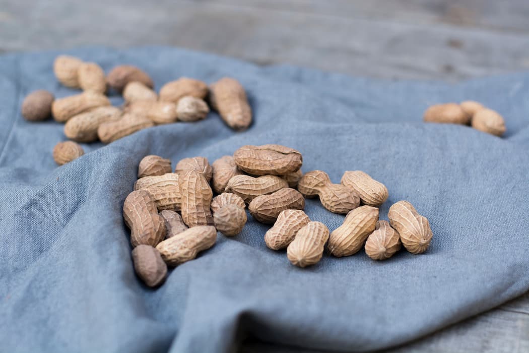 are peanut leaves edible